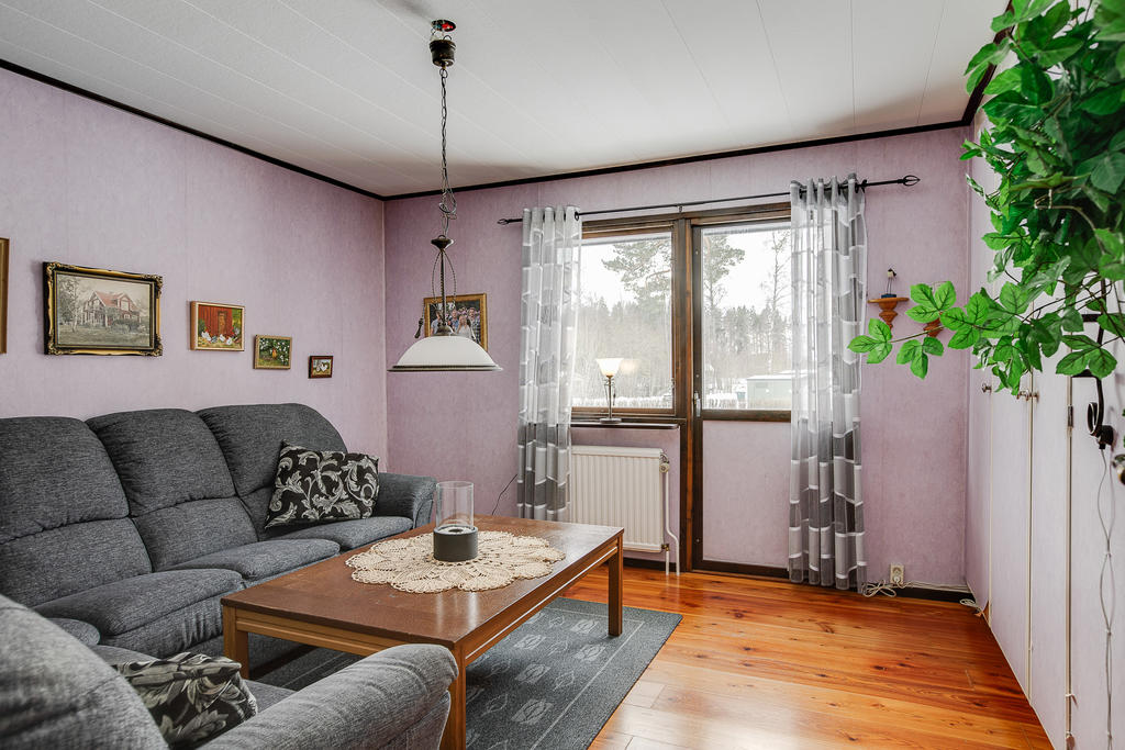 Sovrum med utgång till trädgården