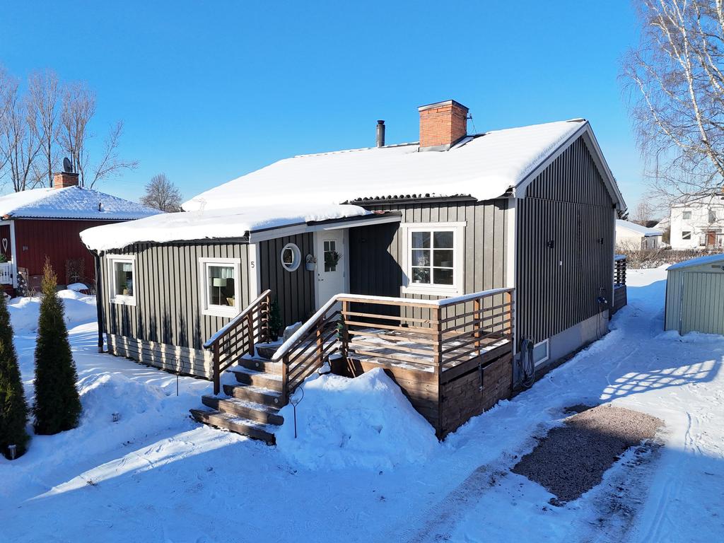 Fasaden målades om 2021. 