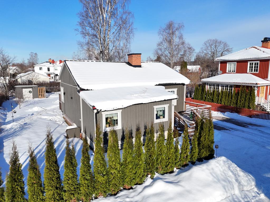 Huset har byggts ut av tidigare ägare för att få en större hall. 