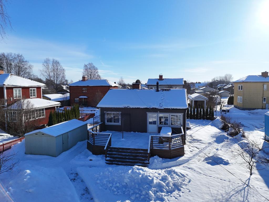 2021 i samband med att huset målades om gjordes även en större altan på baksidan men även framsida. 