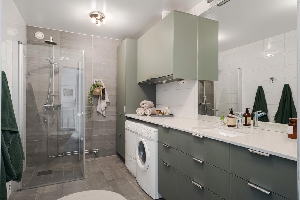 Stilfullt renoverat duschrum i sobra kulörer