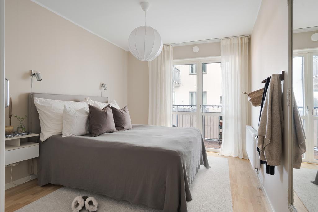 Sovrum 1 med plats för dubbelsäng och utgång till balkong 