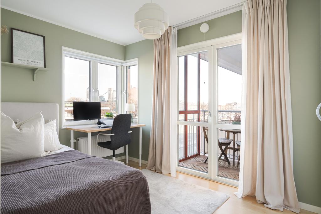 Sovrum 2 med dubbeldörrar ut till balkong 