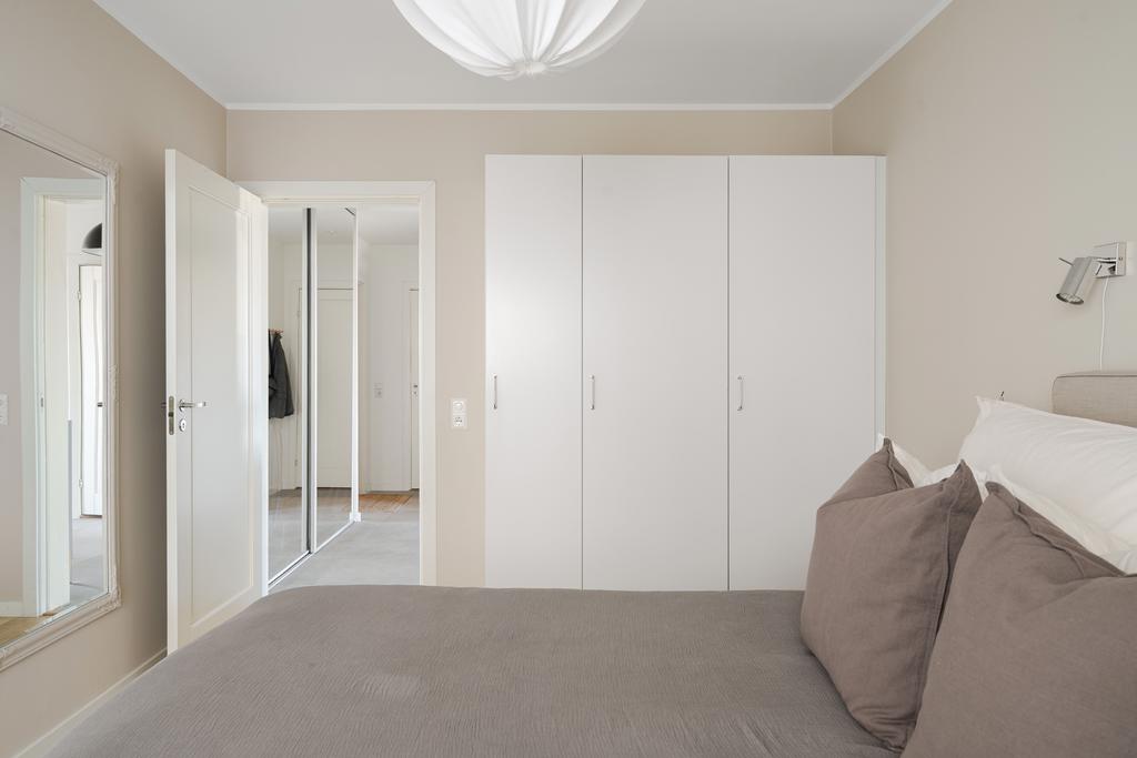 samt klädförvaring i tre garderober