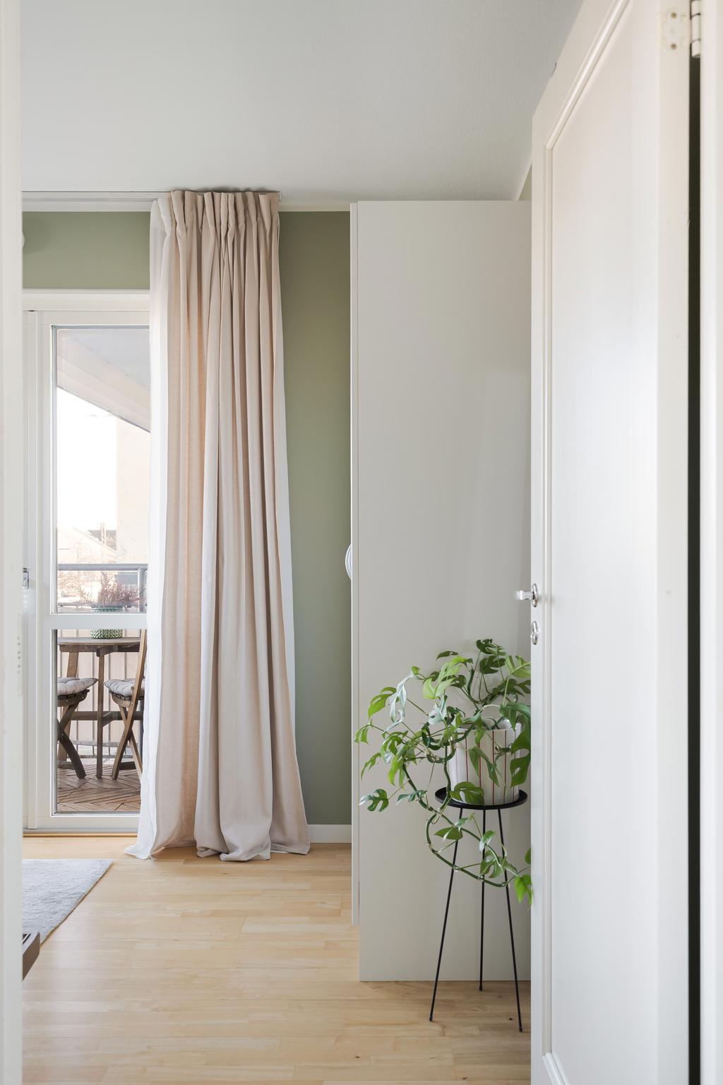 samt klädförvaring i två garderober