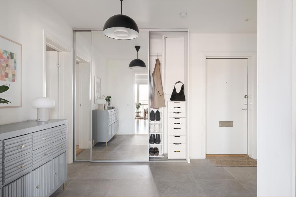 Praktisk förvaring bakom skjutdörrar med spegelglas 