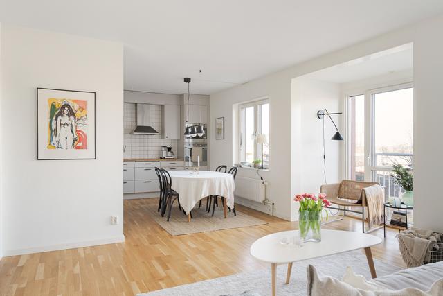 Öppen planlösning mellan vardagsrum och kök