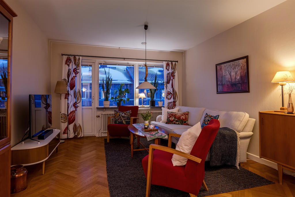 Vardagsrummet har utgång till balkongen