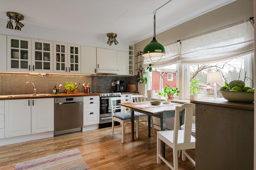 Bra arbetsytor och plats för ett stort matbord finns