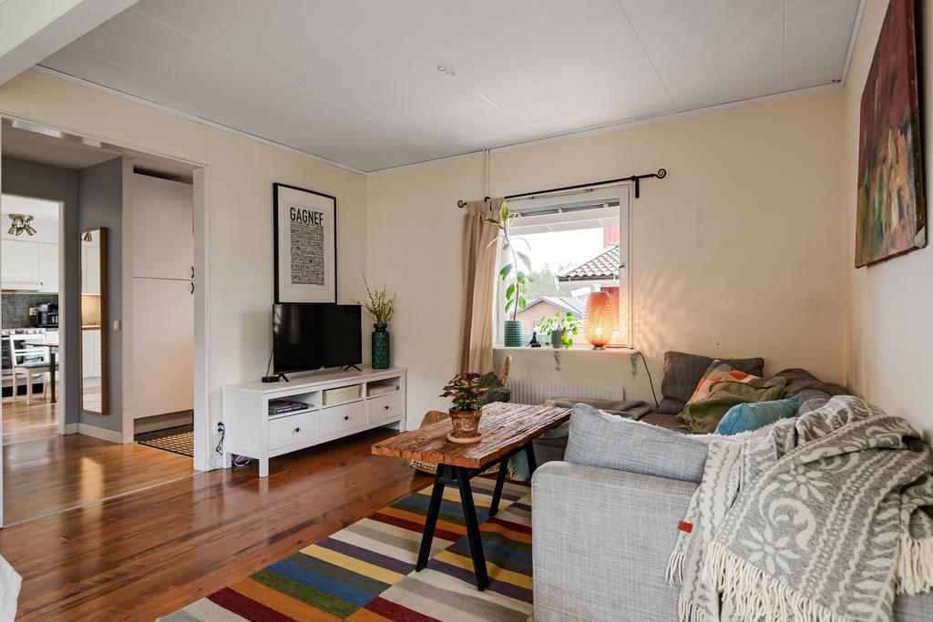 Vardagsrummet mot hallen