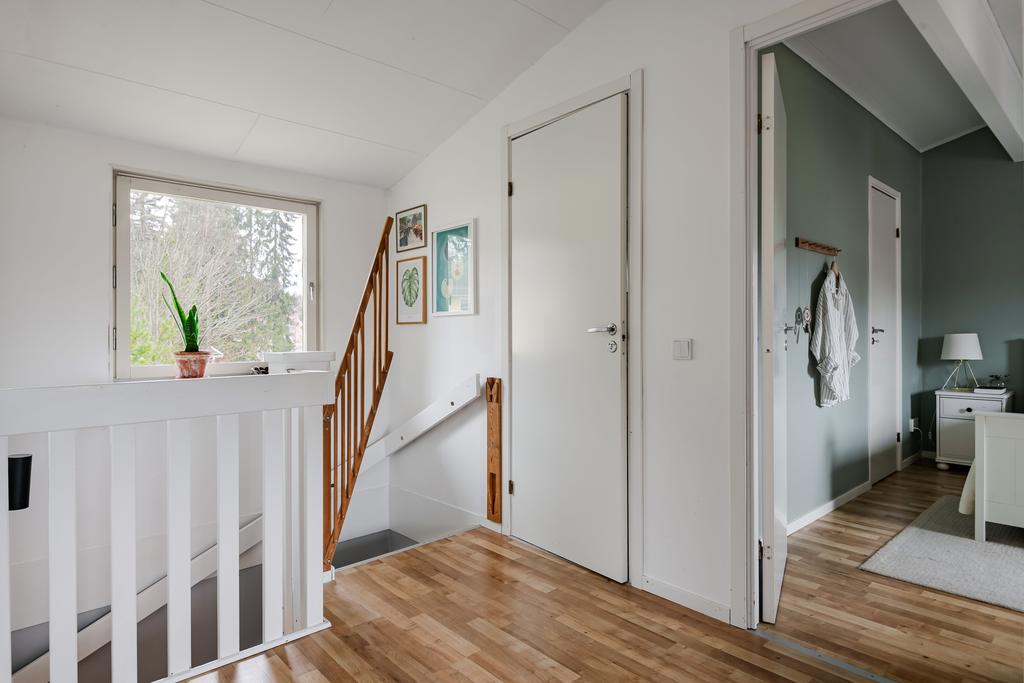 Allrum mot trapp, badrum och sovrum