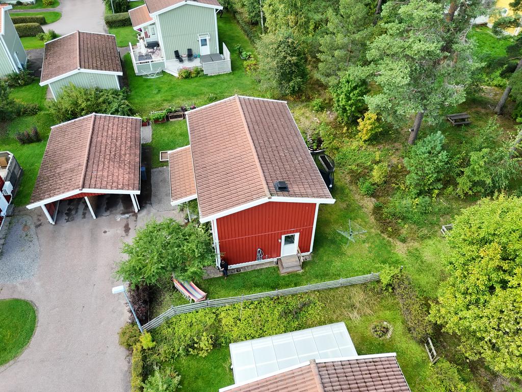 Mysig allmänning intill huset