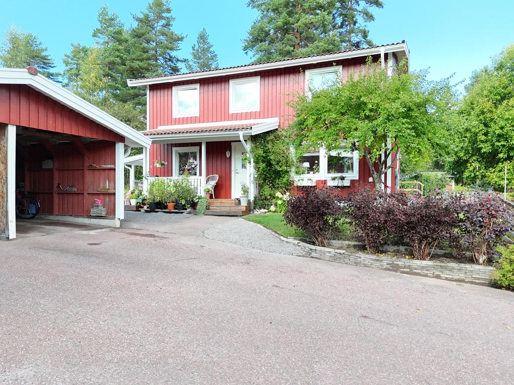 Carport in till huset. 