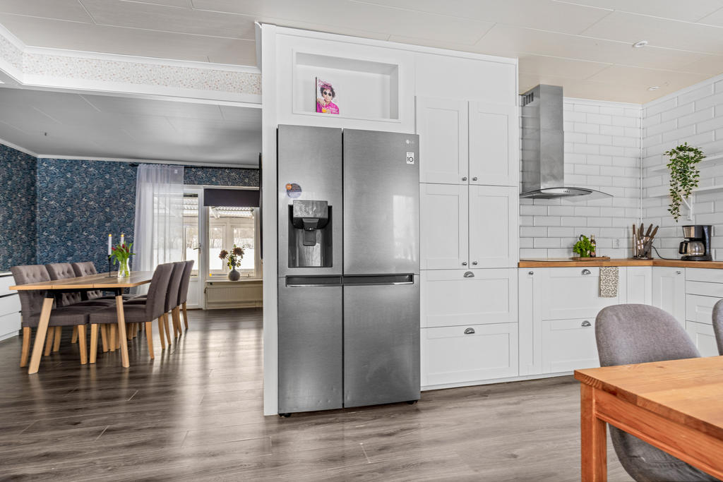 Öppen planlösning mellan kök och vardagsrum