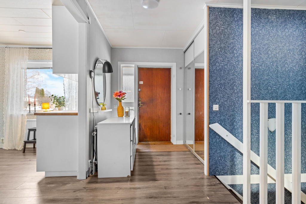 Hall med skjutgarderob med spegeldörrar