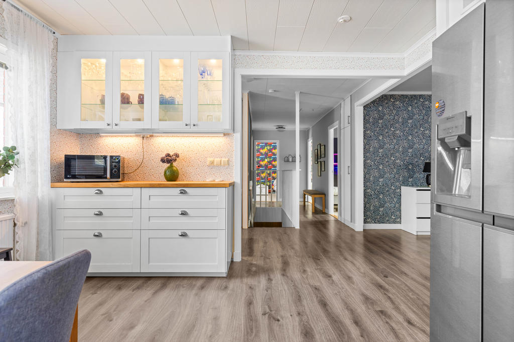 Kök, hall och vardagsrum med öppen planlösning