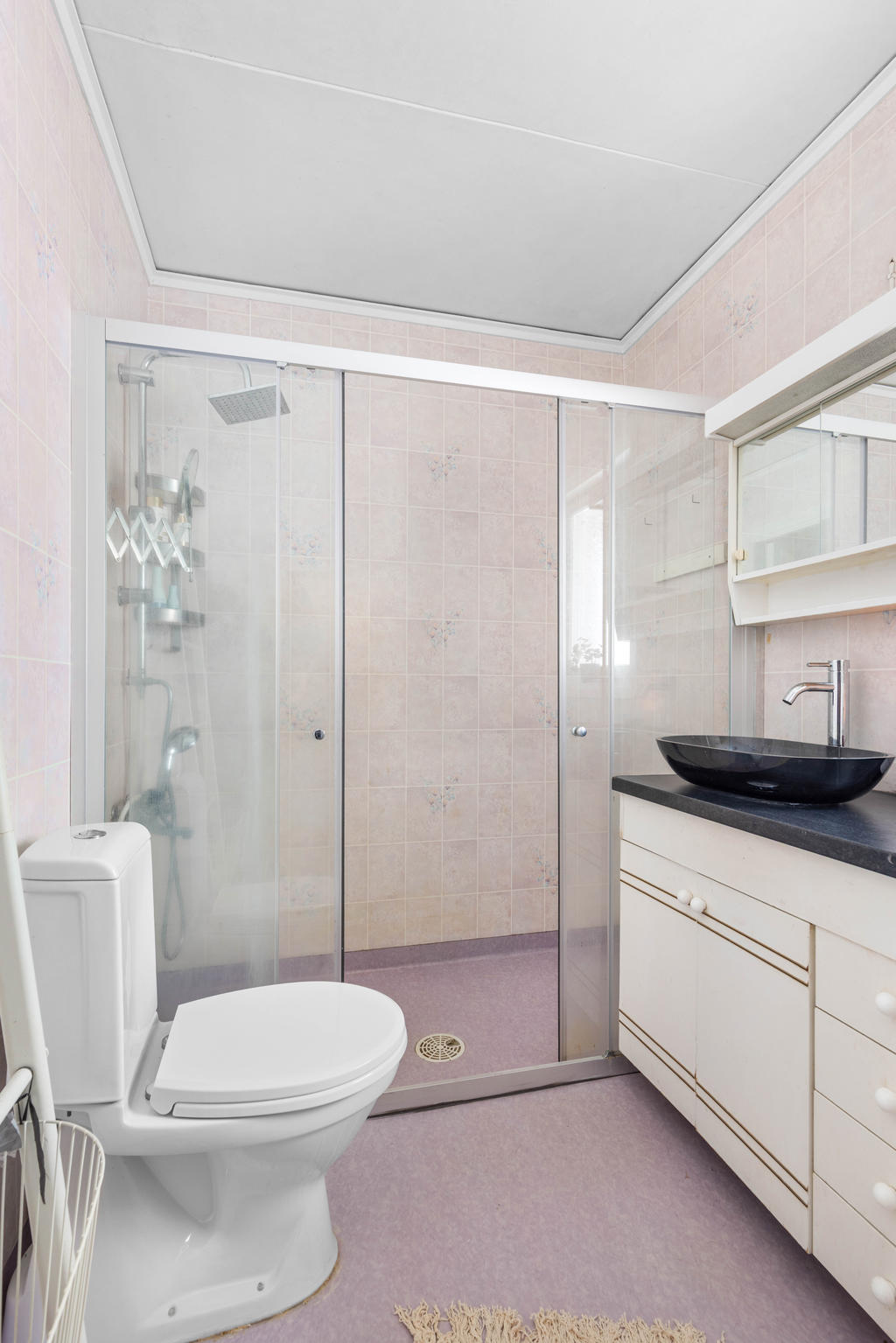 Duschrum med wc, handfat och duschväggar