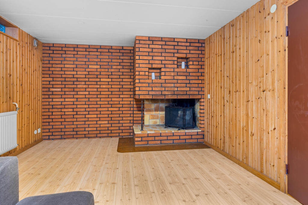 KÄLLARE: Gillestuga med öppen spis (ej sotad och ej besiktigad)