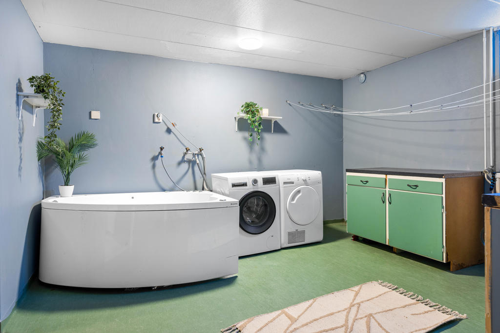 KÄLLARE: Tvättstuga med badkar, tvättmaskin och torktumlare