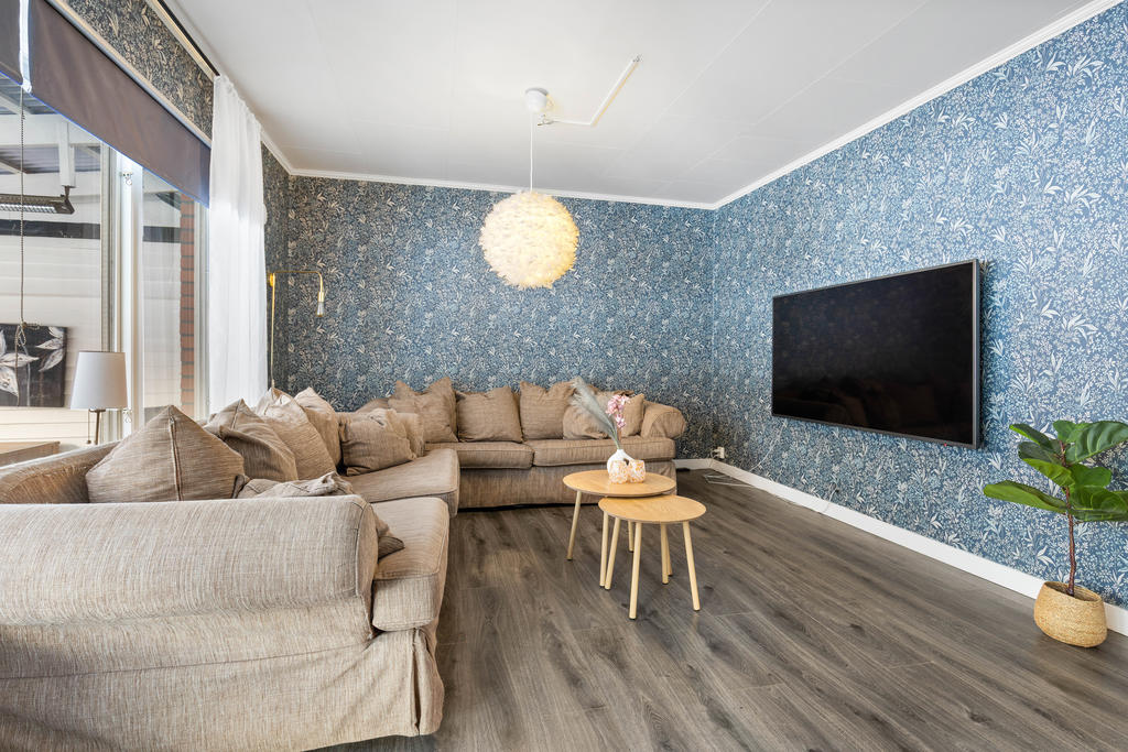 Vardagsrum med plats för både matbord och soffgrupp