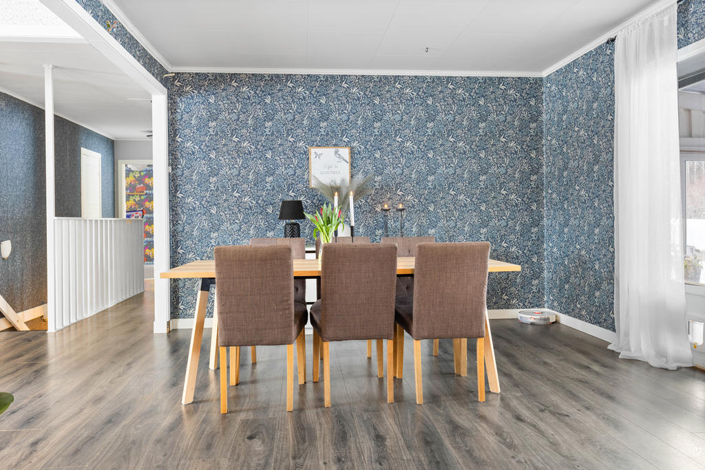 Utgång till inglasad altan från vardagsrummet