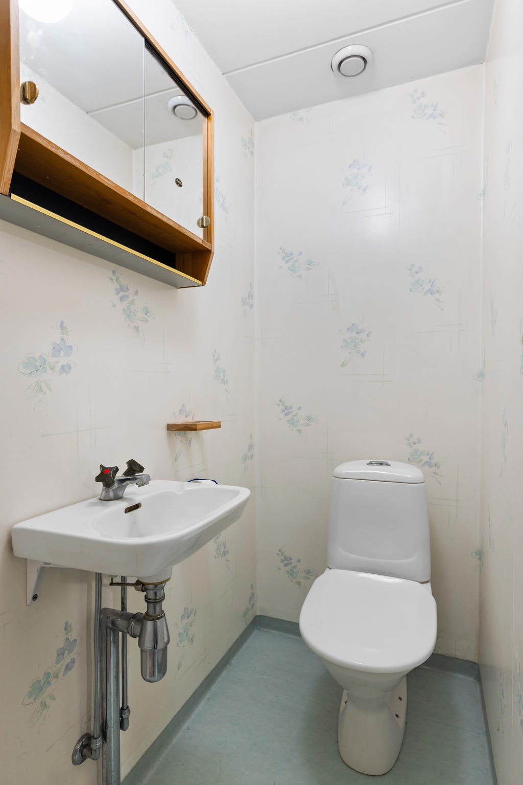 KÄLLARE: Duschrum med wc, handfat och dusch