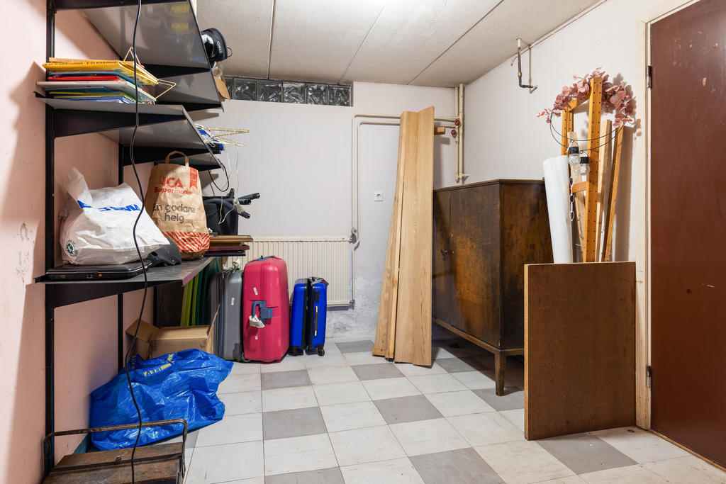 KÄLLARE: Groventré/förråd med uppgång till garaget