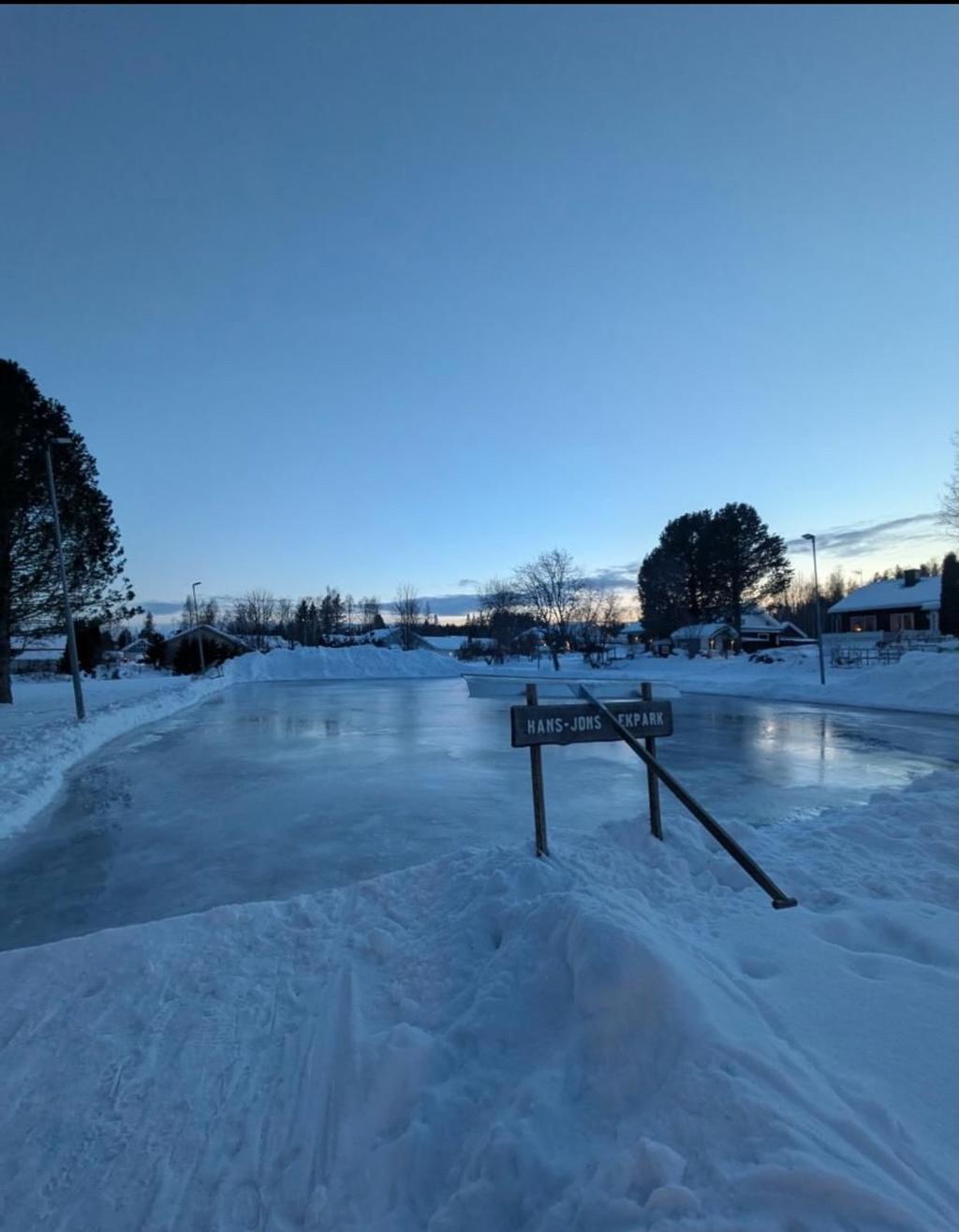 Säljaren egna bild, lekplats i området med isbana under vintern