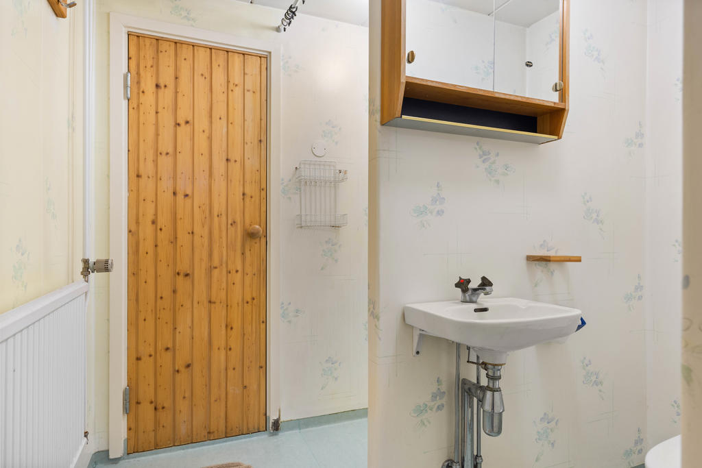 KÄLLARE: Oinredd bastu i anslutning till duschrummet