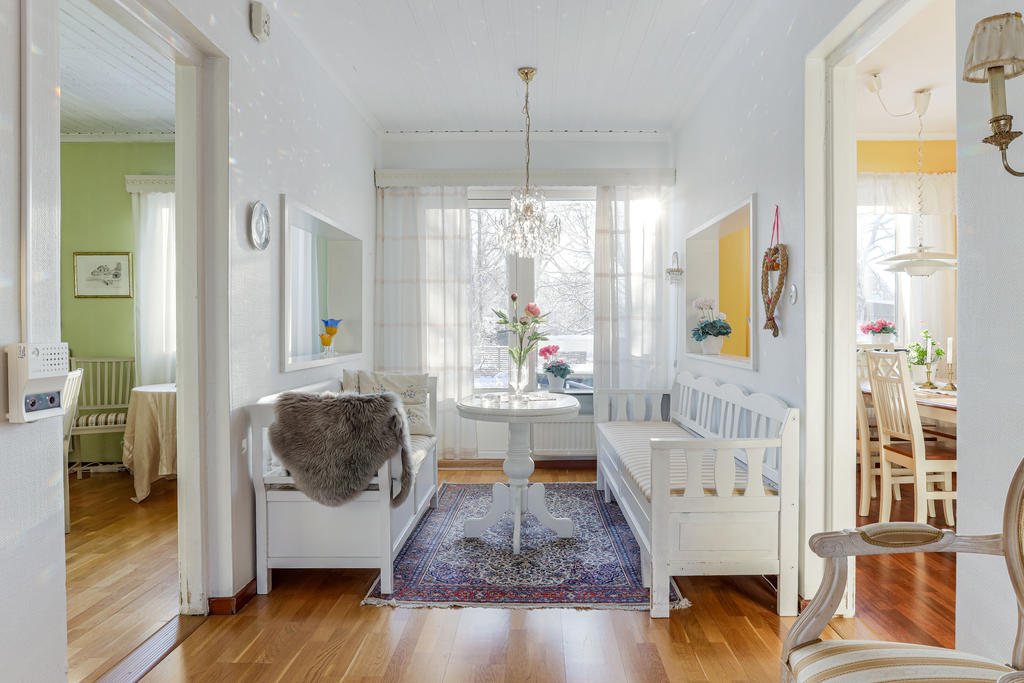 Möblerbar del av hall, bottenvåningen