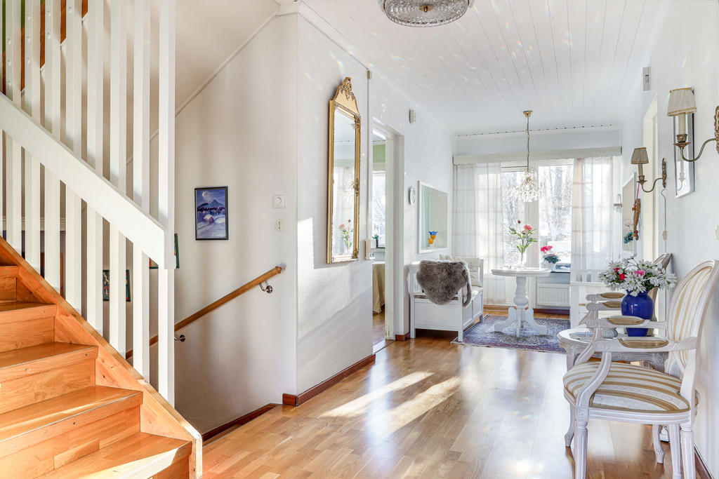 Hall bottenvåningen, Trapp till övervåningen och 1/2 trappa till  farstu etaget