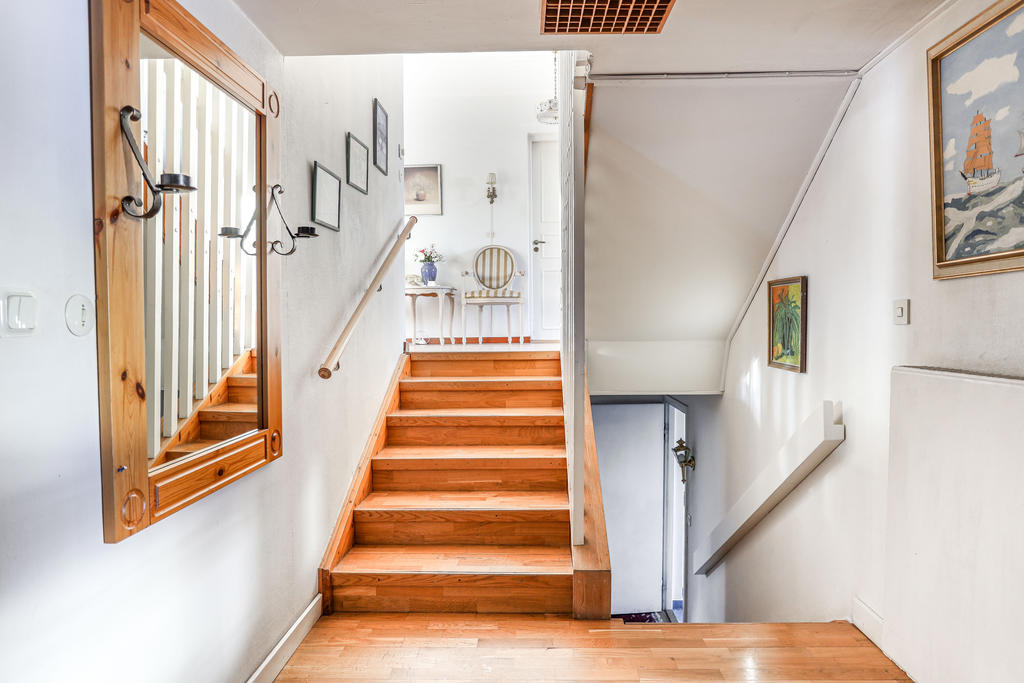 Farstu mot bottenvåningen och källarvåningen