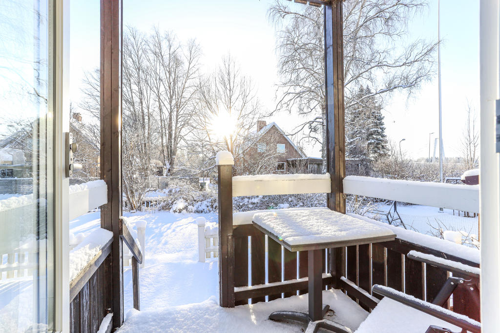 uteplats med trapp ner till altan-däck och tomt i söder.