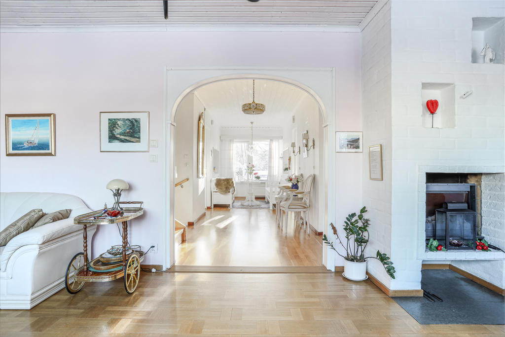 Vardagsrum bottenvåningen mot hallen