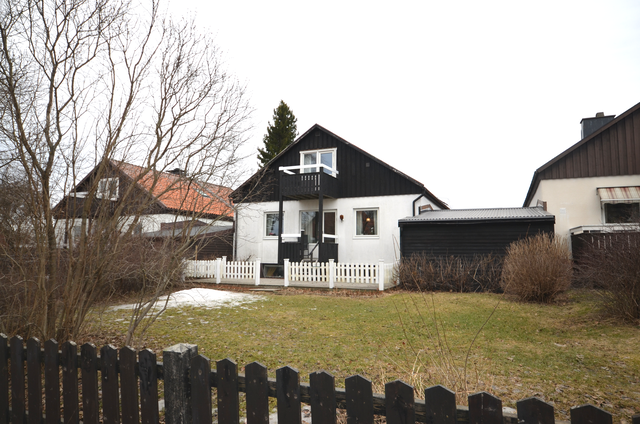 Fasadbild med tomt i söderläge