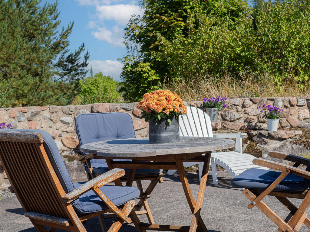 Största delen av tomten ligger i bästa sydvästläge med sol såväl dag som kväll