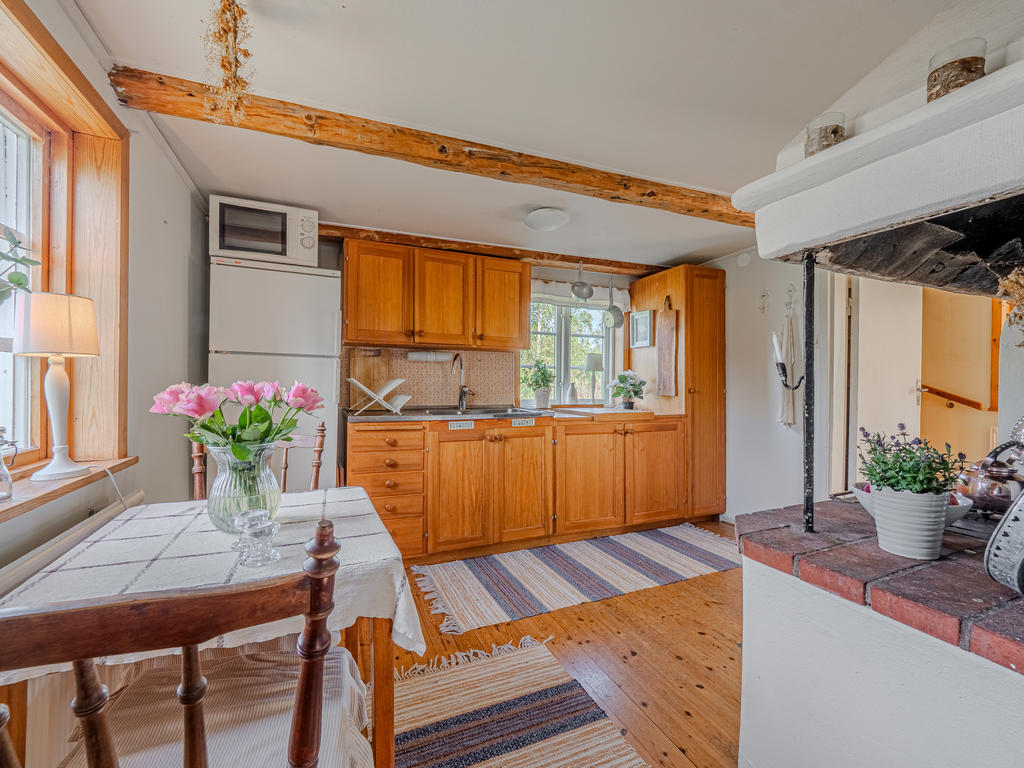 Kök utrustat tvättho, vedspis, bakugn samt kyl/frys