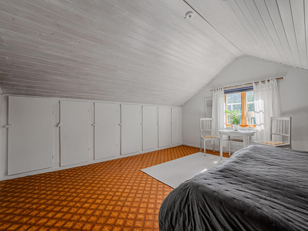 Väl tilltaget sovrum med platsbyggd förvaring 