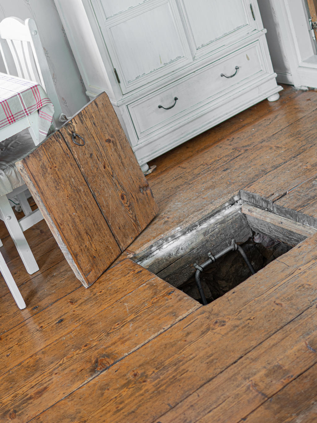 Invändig lucka ner till grunden 