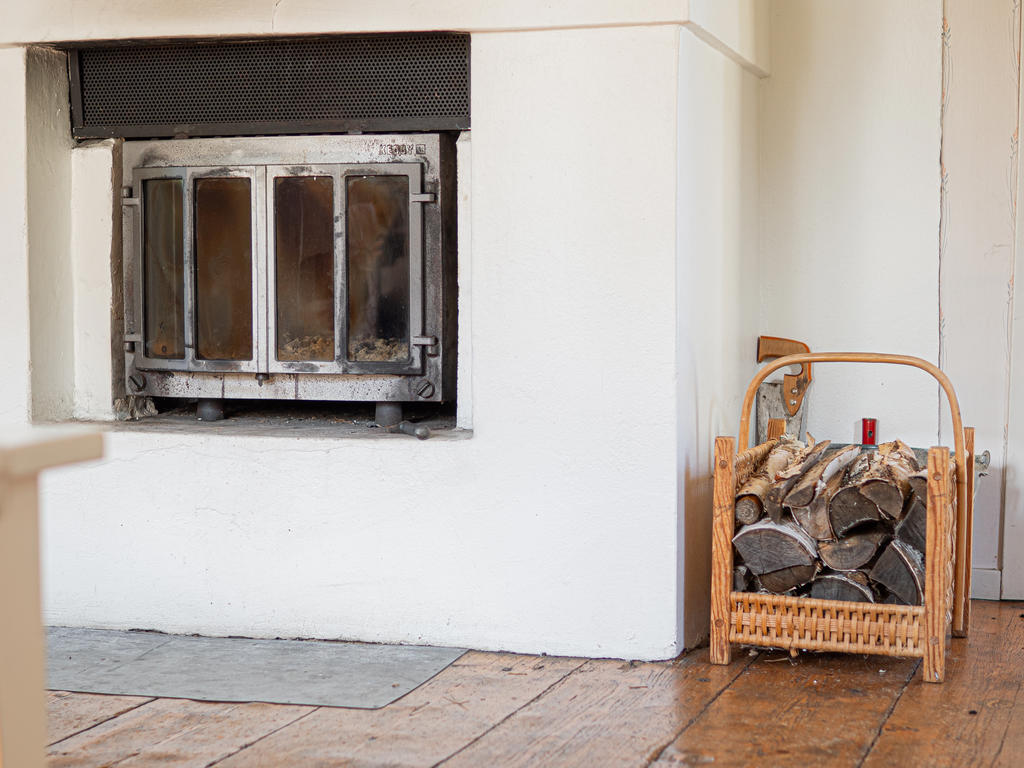 Öppen Spis med kassett. Besiktigad utan anmärkning och ok att elda i. 