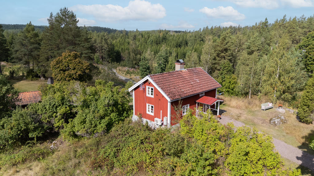 Vid Odensvi, tio minuter bort med bil finns en av kommunens populäraste badplatser. På drygt 15 minuter tar du dig med bil till Gamleby och där finns all nödvändig service