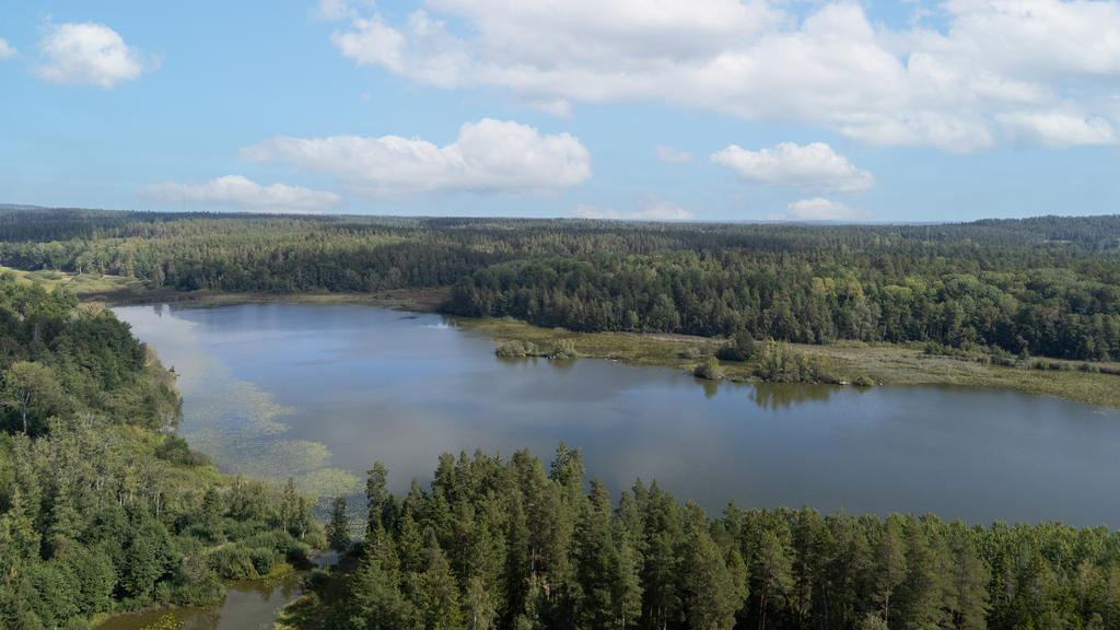 Som köpare till denna fastighet har man möjlighet till båtplats vid den intilliggande sjön Hunsalasjön