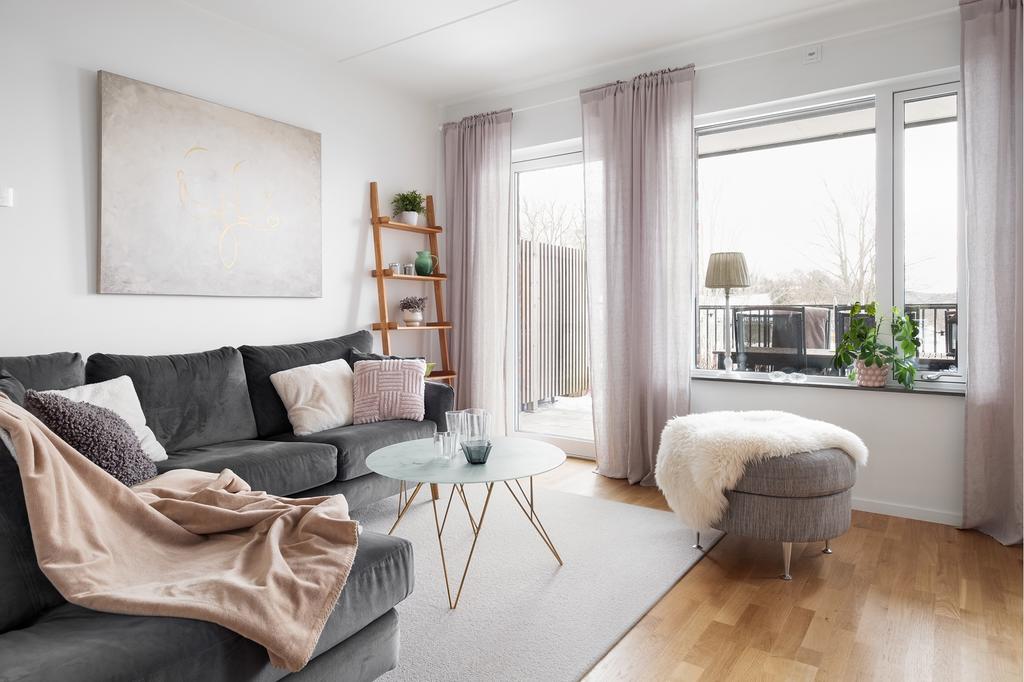 Vardagsrum med smidig direktaccess till altanen.