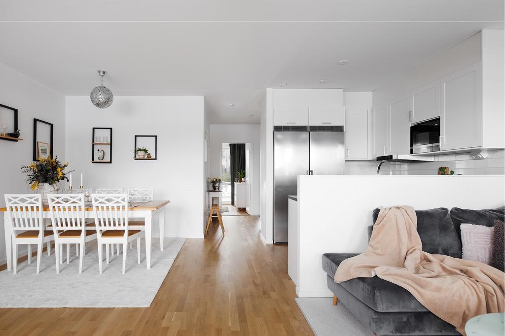 Härlig vy rätt igenom hela lägenheten ända in till sovrummet.