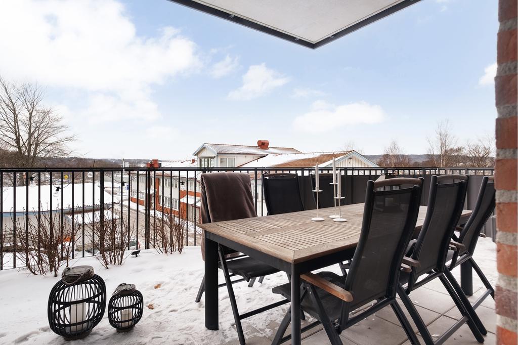 Rymlig altan som är en fantastiskt plats att vistas på när sol och värme infaller och även för att ta en varm kopp te under den varma pläden.