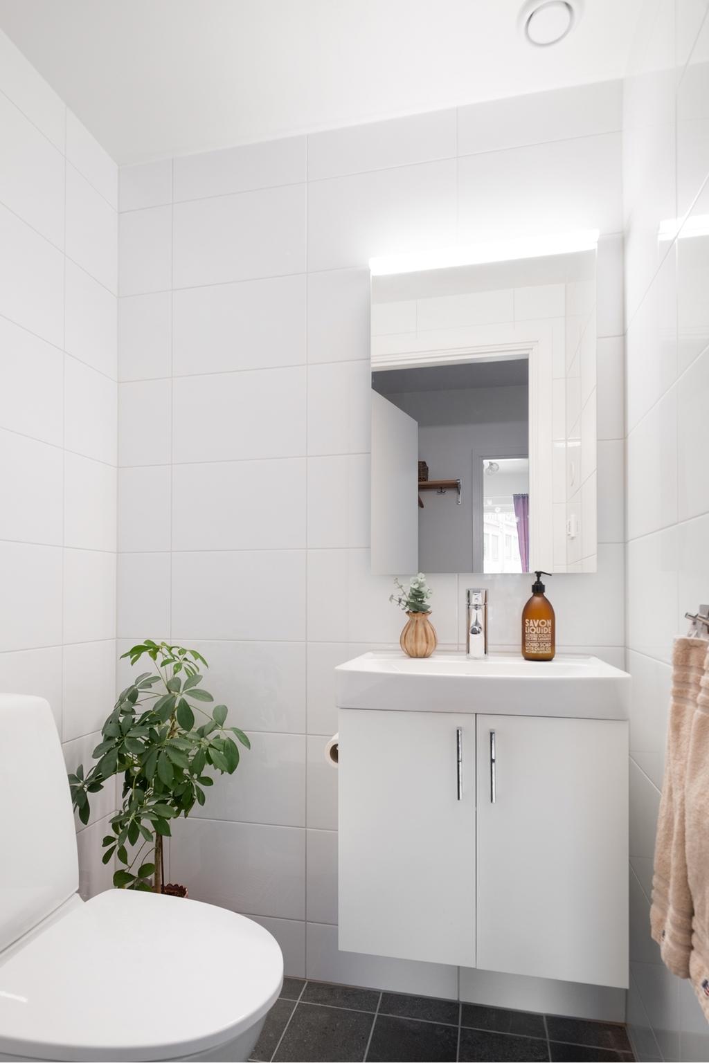 Gästtoaletten även den med fräscht vitt kakel och klassiskt mörkare klinker. Denna toalett har också golvvärme och soft- close toalett.