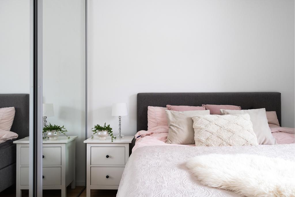 Rymliga garderober bakom skjutpartierna ger bra med förvaringsutrymme, detta är ett extra tillval.