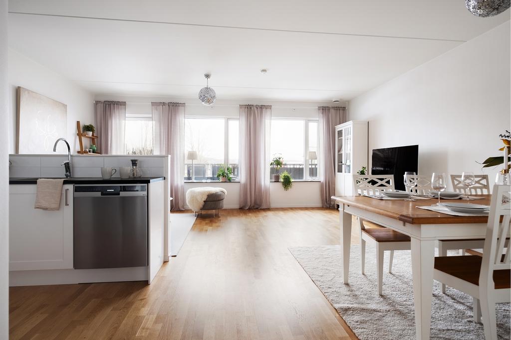 Öppen härlig planlösning med kök, matplats och vardagsrum i ett.