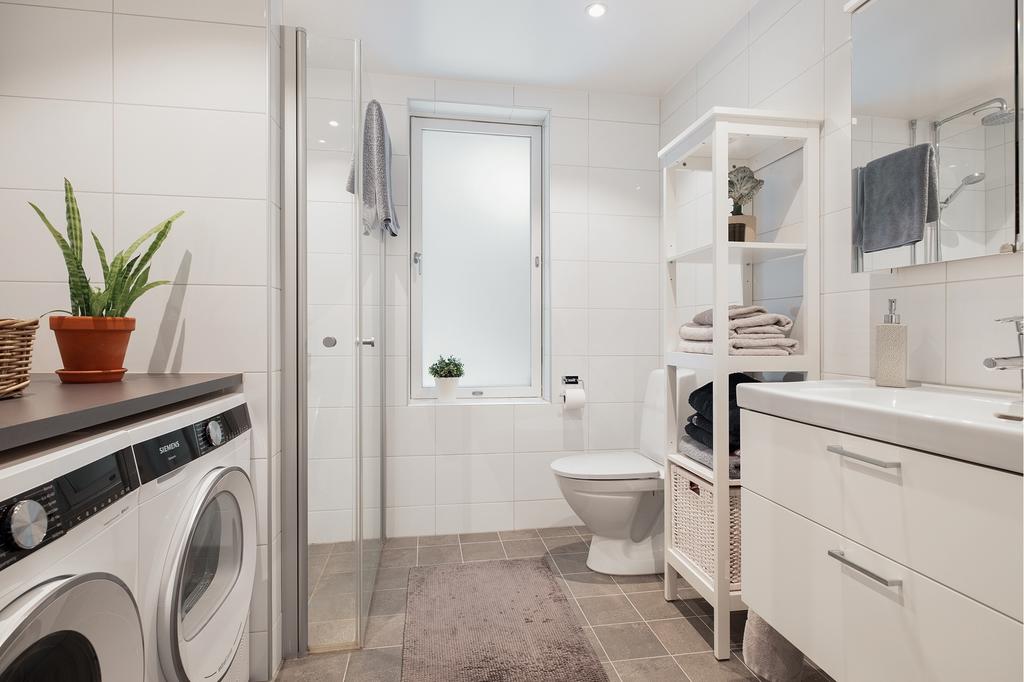 Rymligt fint badrummet med praktisk tvätt-avdelning. Flera extra tillval har gjorts här för att höja standarden, så som golvvärme, bättre tvättmaskin/torktumlare och soft-close toalett.