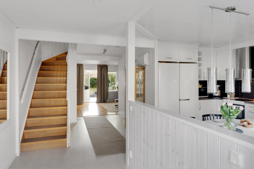 Vy från hall mot badrum och vardagsrum